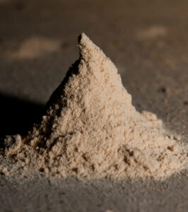 Mączka drzewna powstająca podczas żerowania larw kołatka domowego