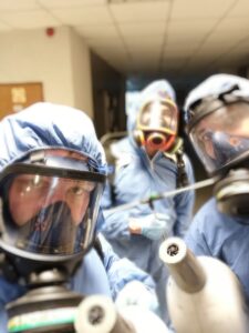 Profesjonalna dezynsekcja Racibórz – technicy DDD podczas zabiegu opryskowego